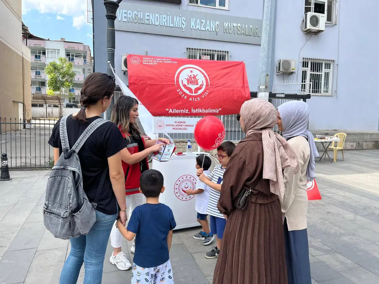 ALAŞEHİR’DE AİLE YILI STANDI KURULDU