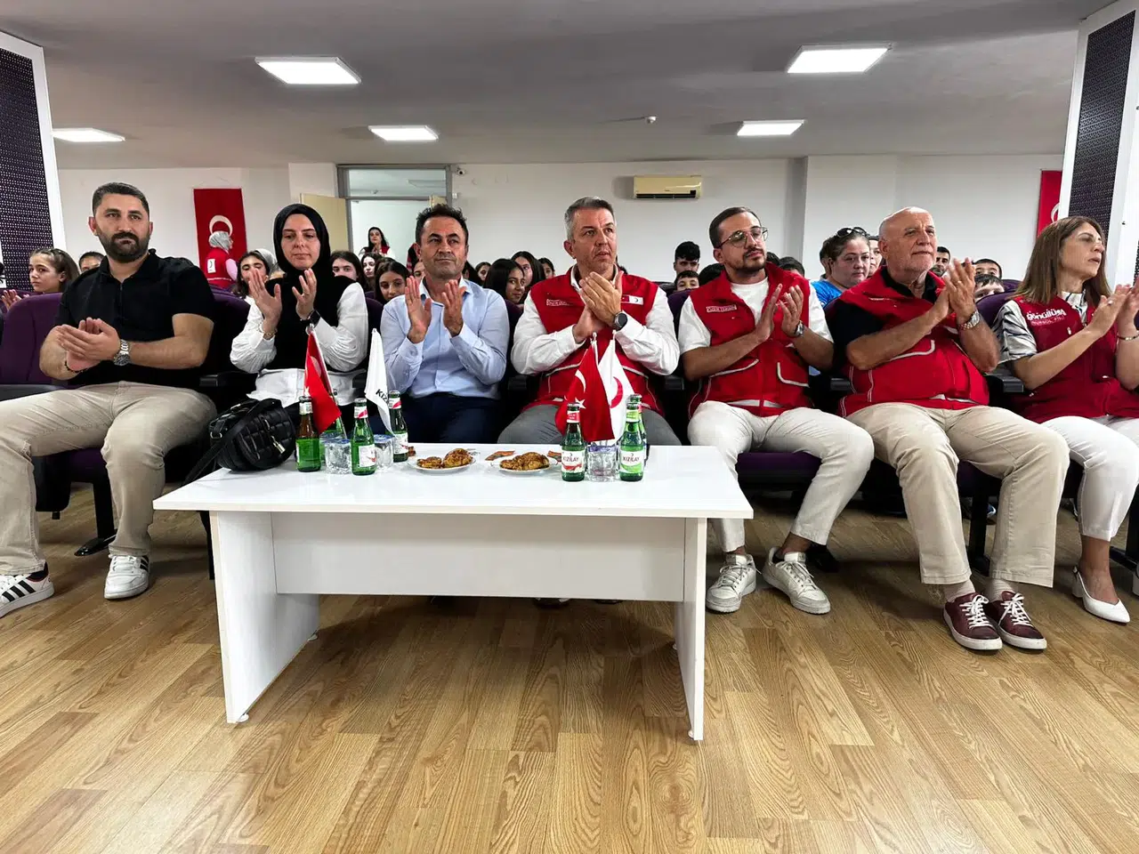 Türk Kızılay Manisa’dan çocuklara kırtasiye desteği