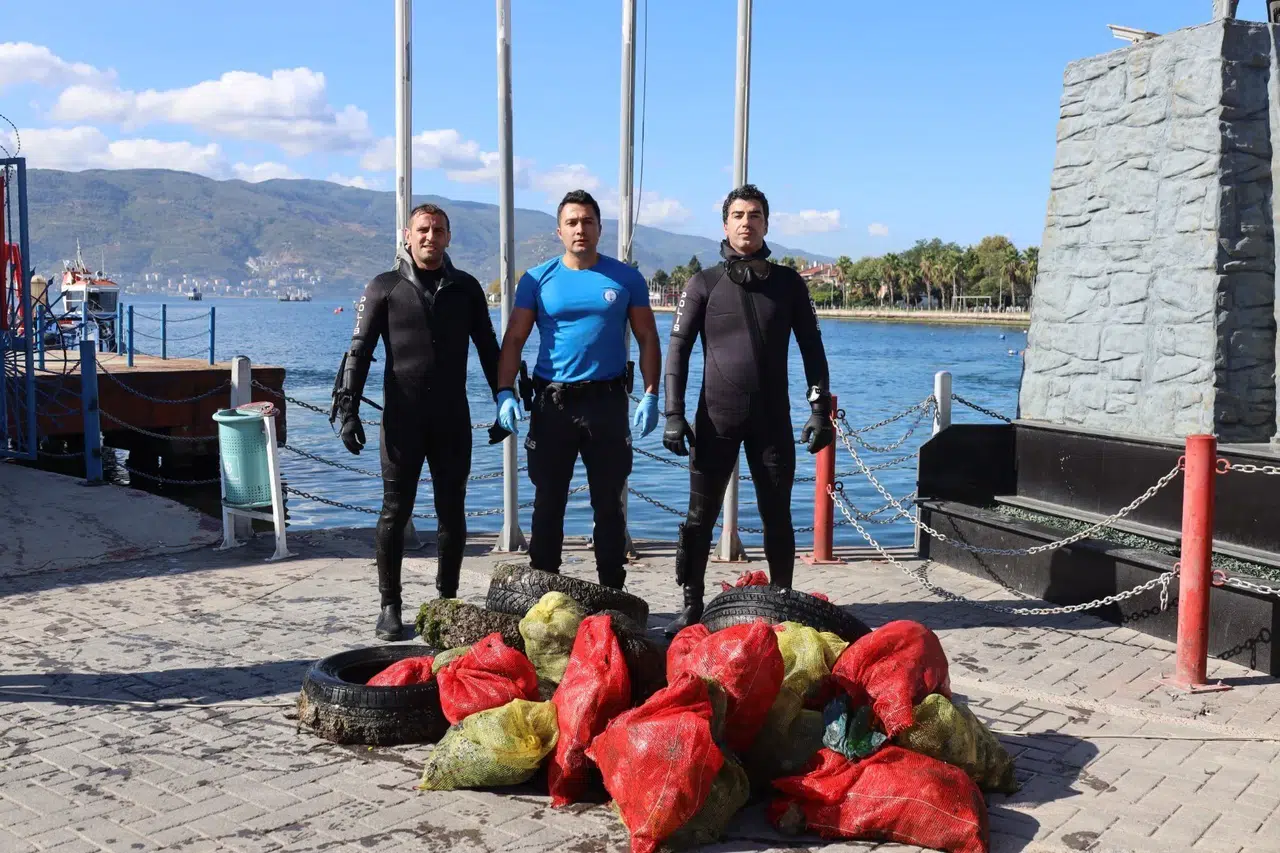 Denizden kilolarca çöp topladılar