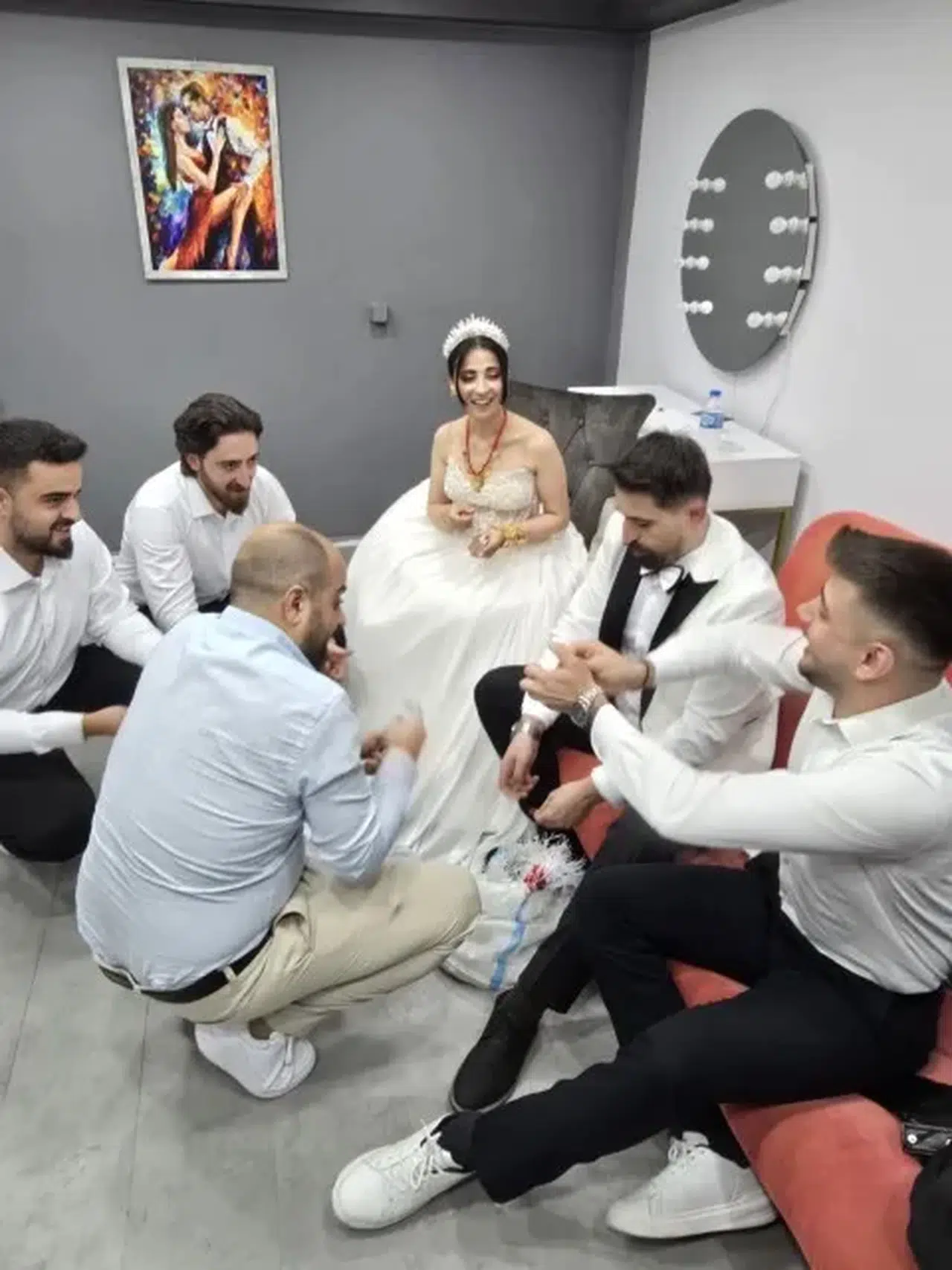 Damadın arkadaşlarının taktığını gören şok etti