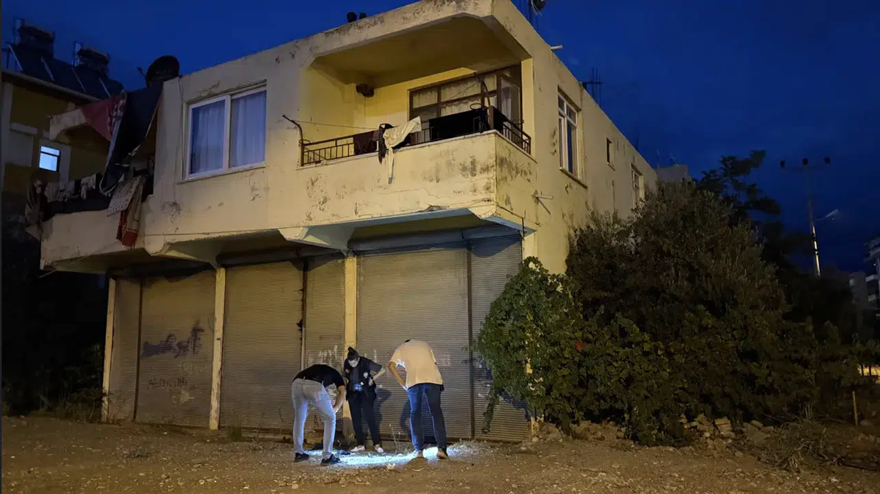 Bebek 5 katlı evin balkonundan düştü