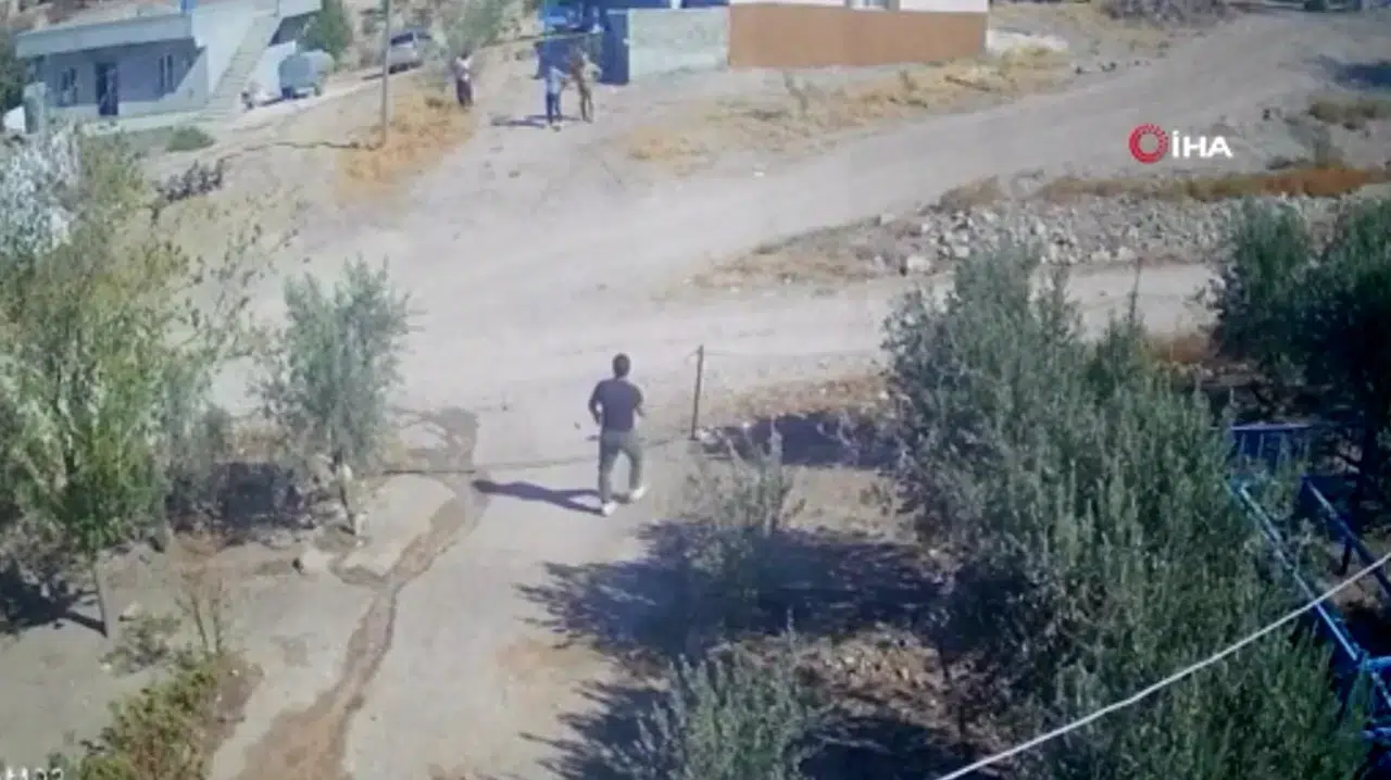Kafası taşla ezilmek istenen adamın imdadına karısı yetişti