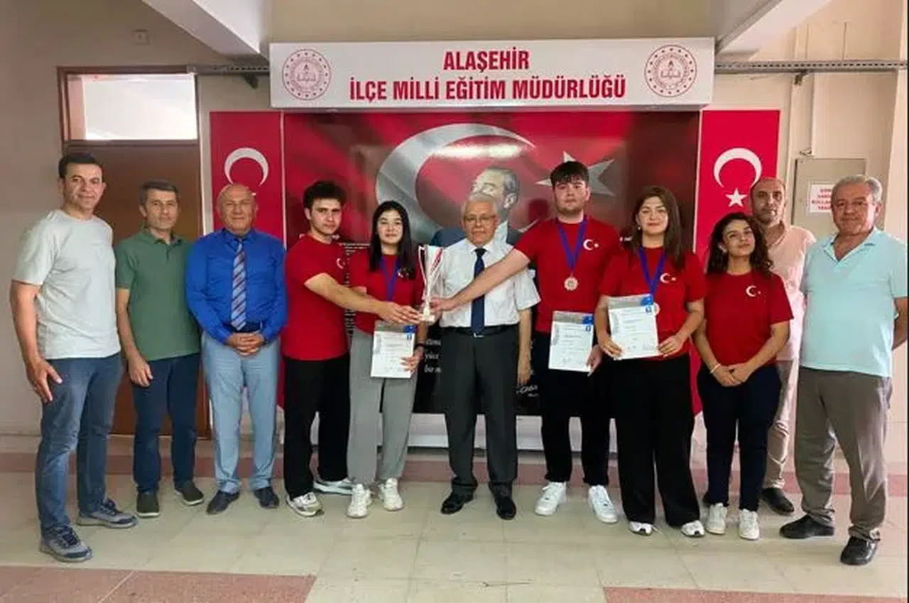 Şampiyonlar Alaşehir'de alkışlarla karşılandı