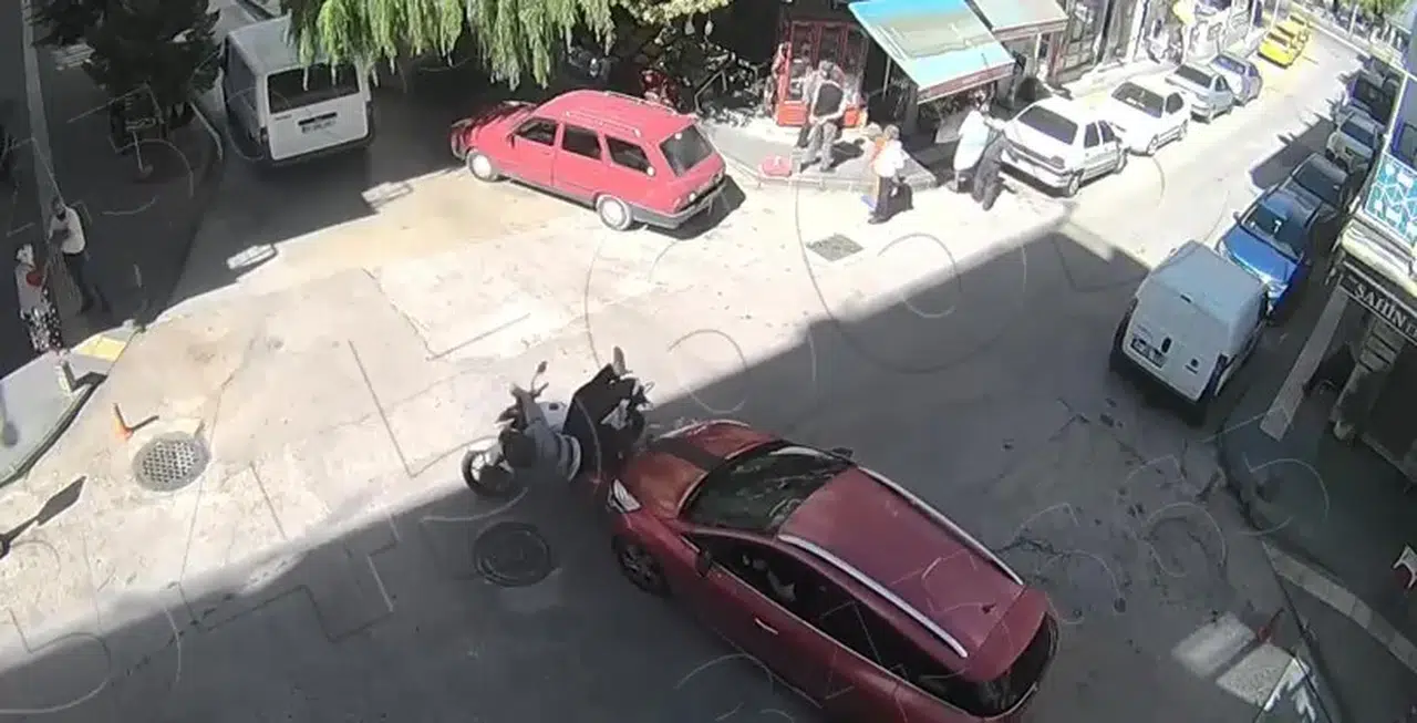 Havada takla atan motosikletli hiçbir şey olmamış gibi ayağa kalktı