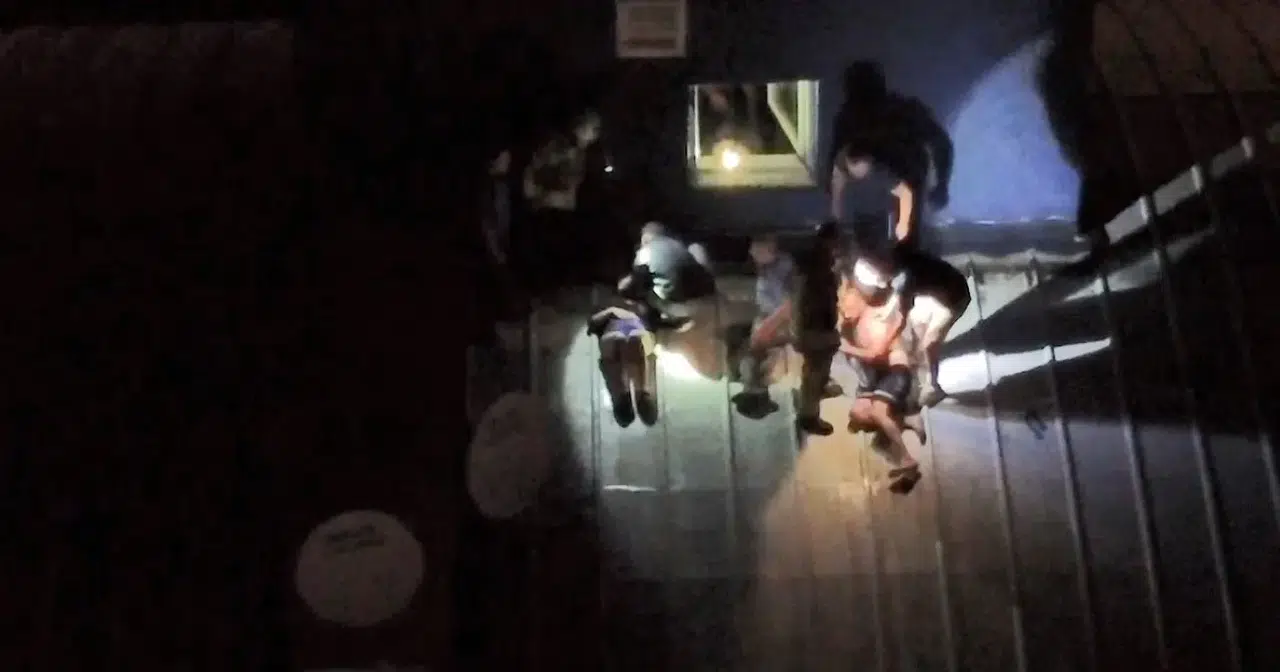 Kendisini kurtarmaya gelen ekiple birlikte çatıda mahsur kaldılar