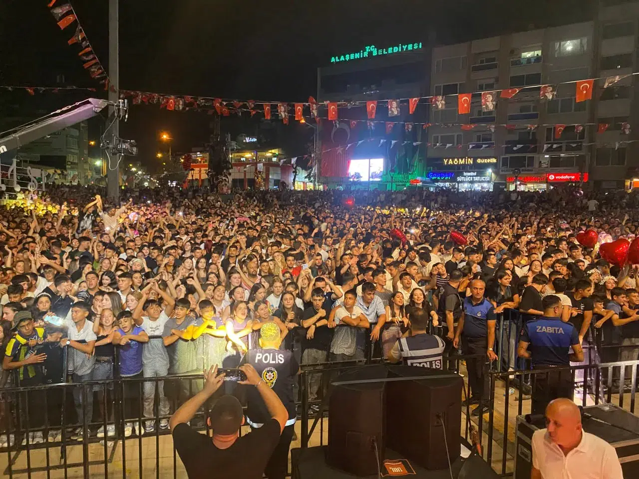 Aleyna Tilki konserine sağanak yağış engeli