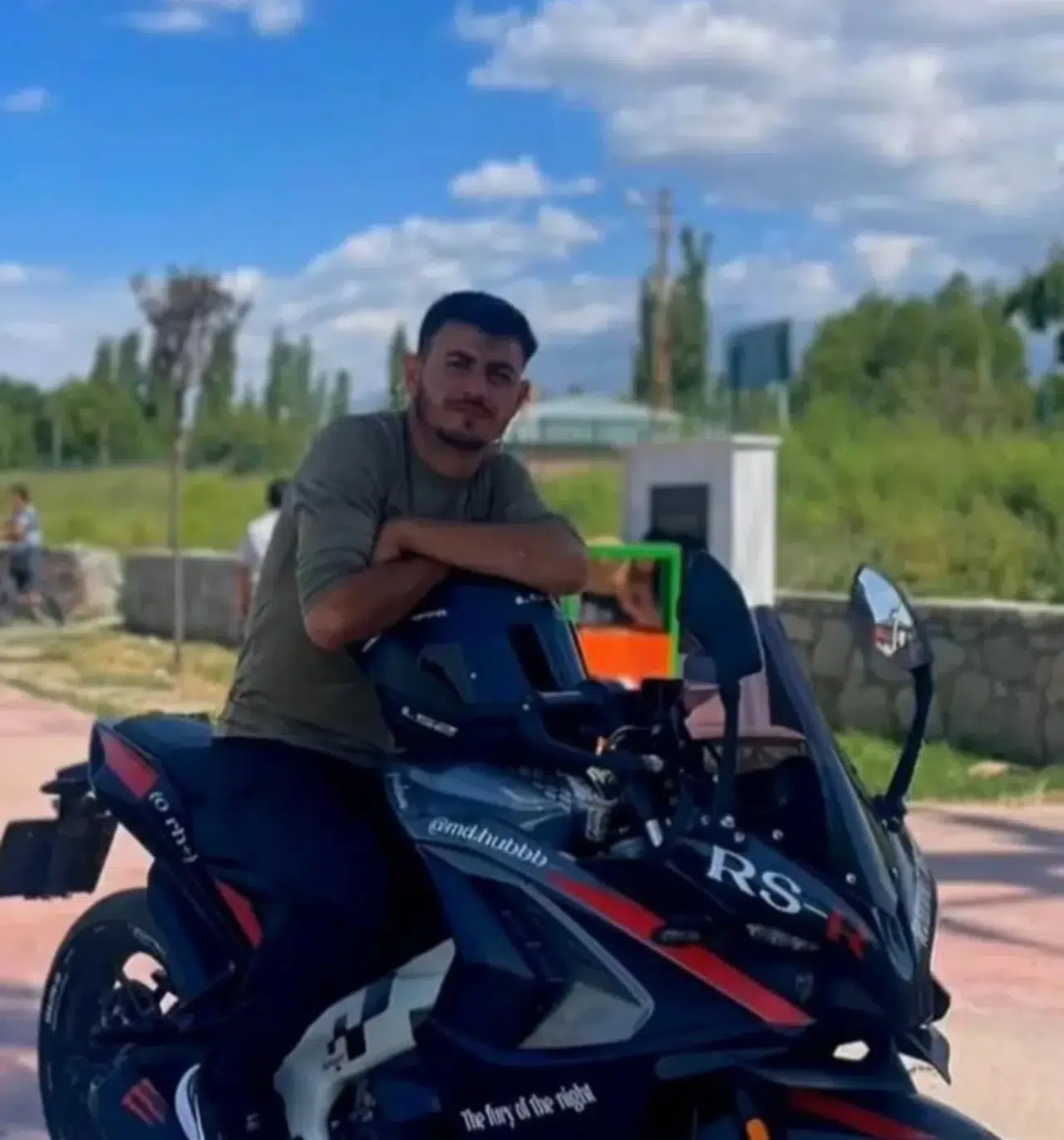 Traktörün römorkuna çarparak can verdi