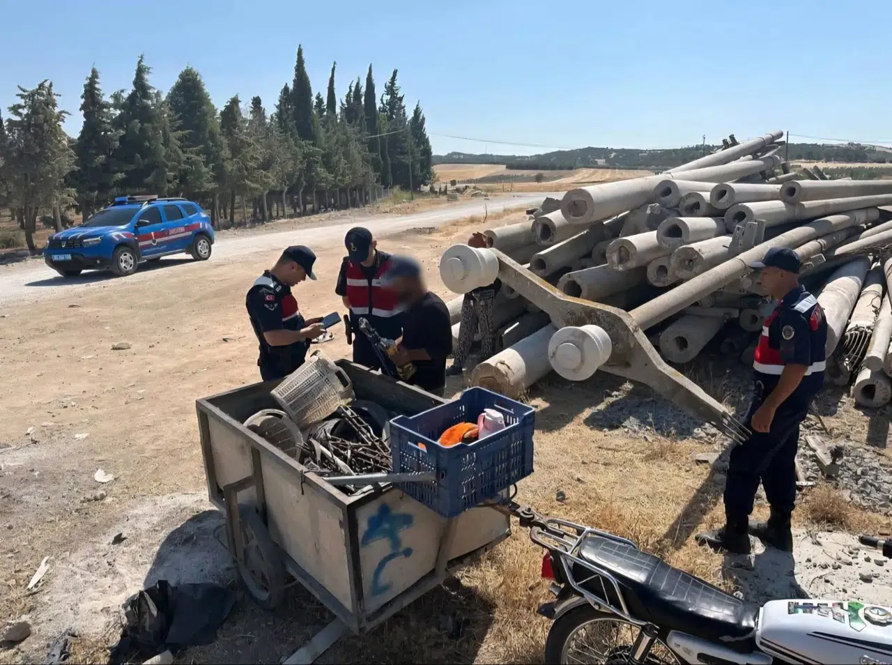 Elektrik direğinin demirlerini çalarken yakalandılar