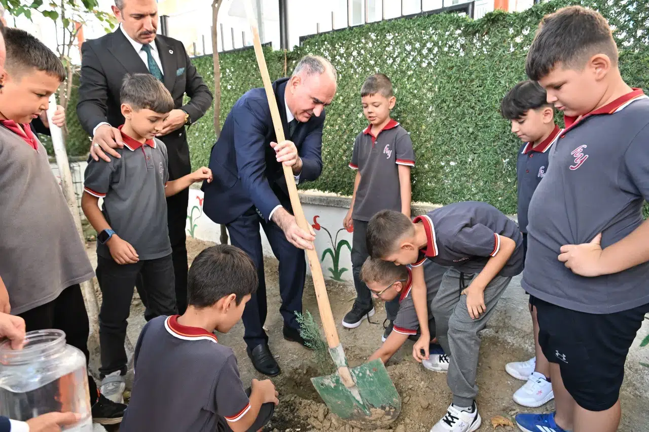Manisa Valisi öğrencilerle birlikte fidan dikti