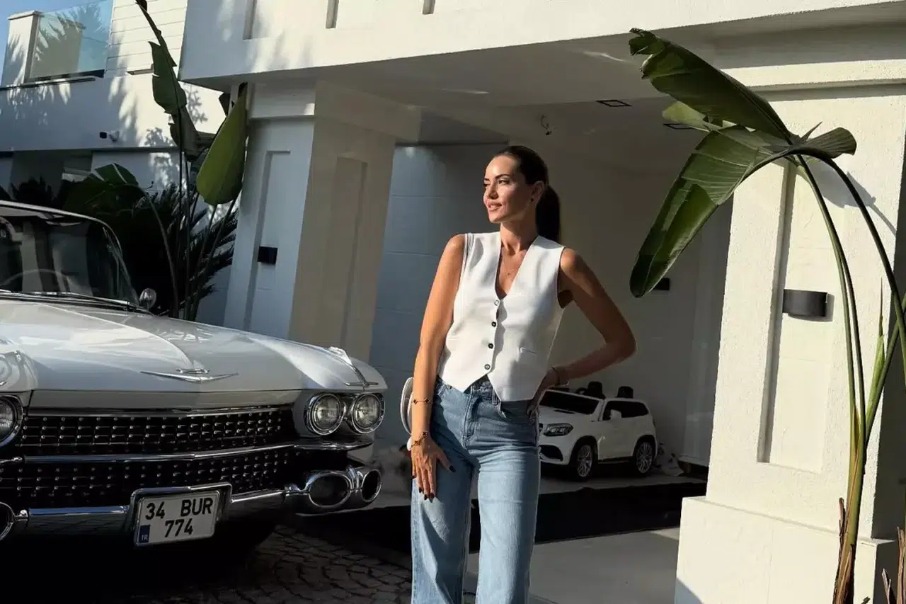 Fahriye Evcen'den Burak Özçivit'le romantik "yaza veda" pozu