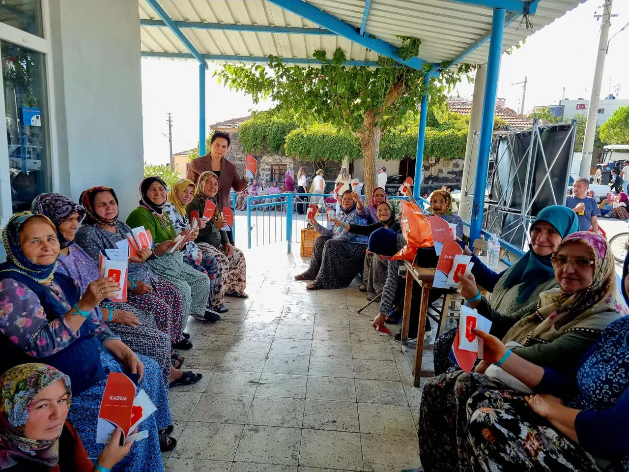KADEM Manisa’dan Düzlen Köyü’ne eğitim ve dayanışma ziyareti
