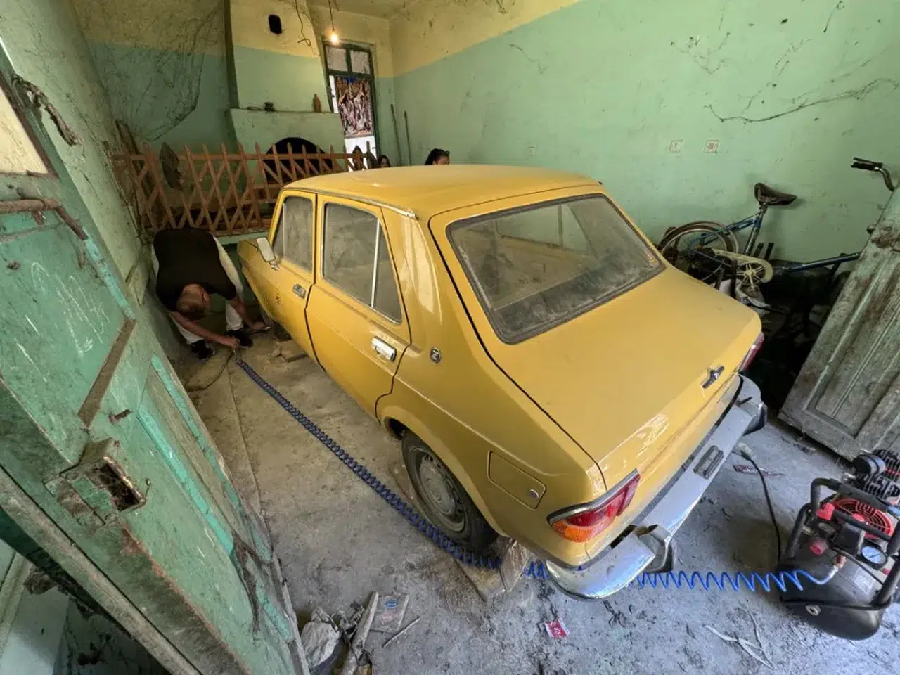 44 yıldır gözü gibi sakladığı otomobili, 15 bin euroya satıldı