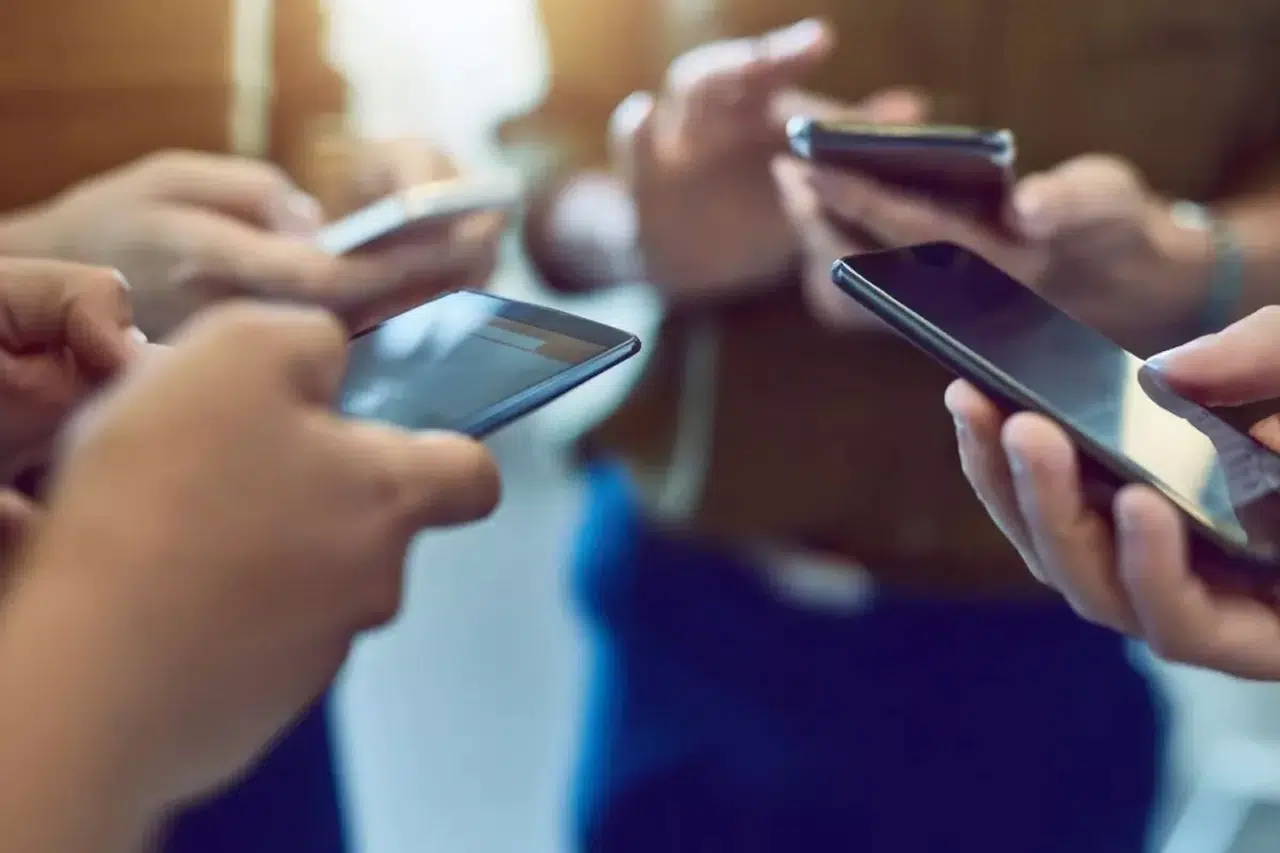 Sabah uyanıp telefonu ele alan isyan etti
