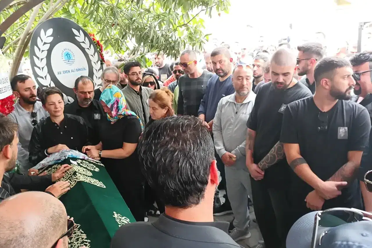 Sanatçı Güllü son yolculuğuna uğurlandı