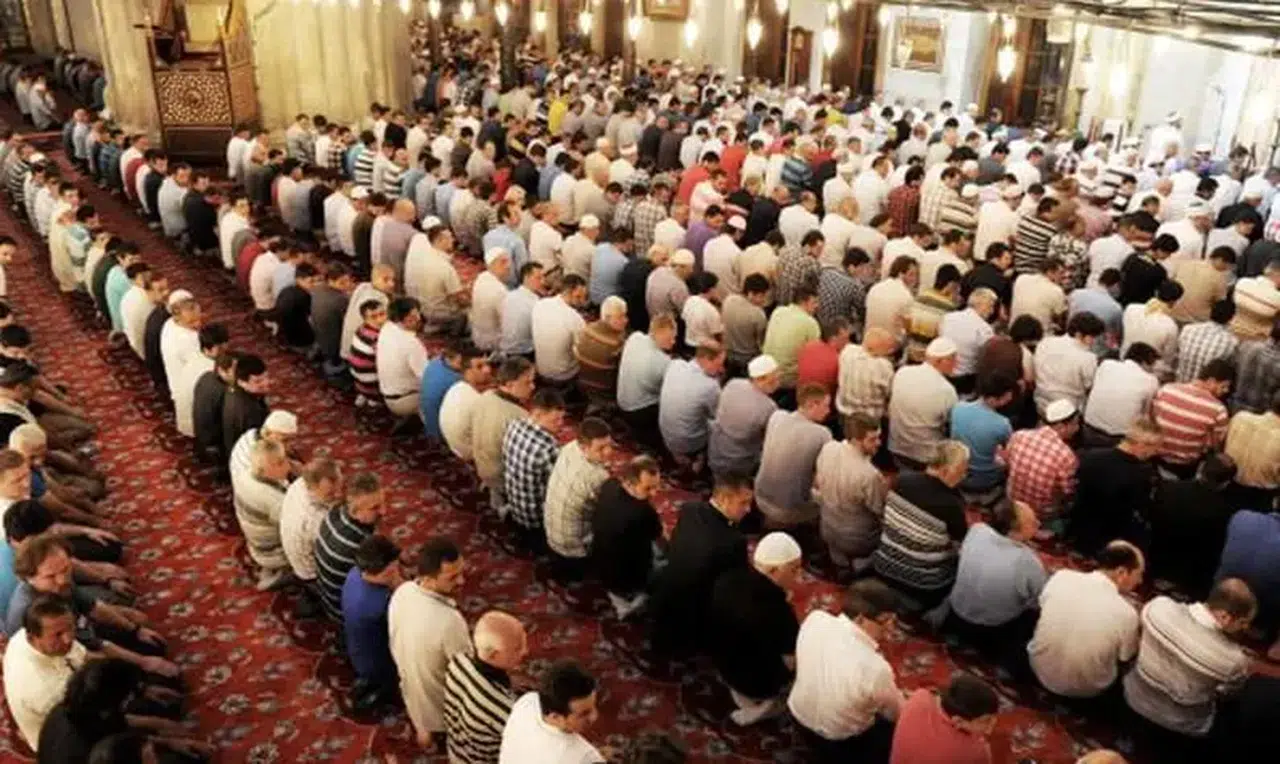 Ramazan Bayramı öncesi beklenen liste geldi: İşte il il bayram namazı saatleri