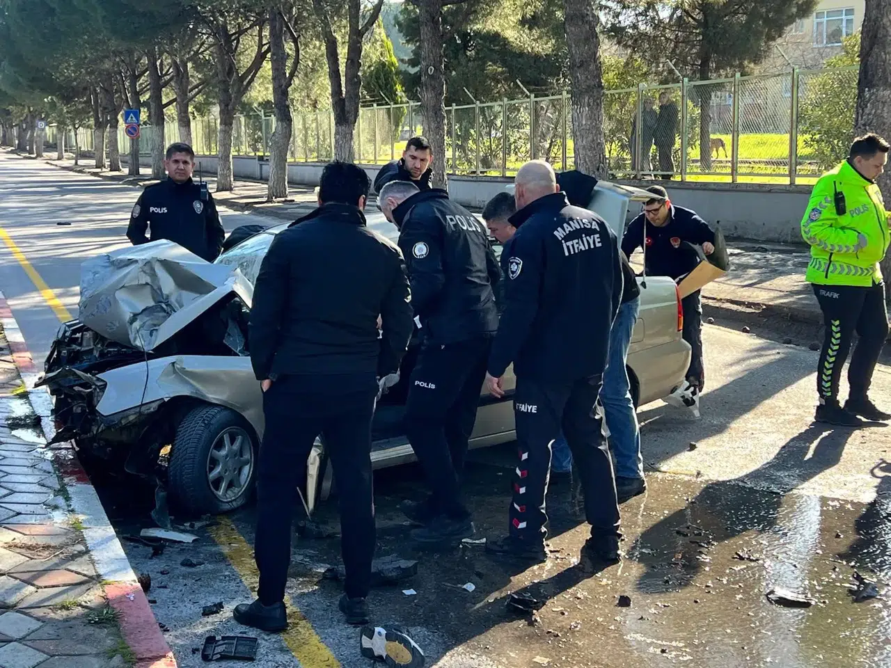 Kaçırdığı araba ile polisten kaçarken kaza yaptı