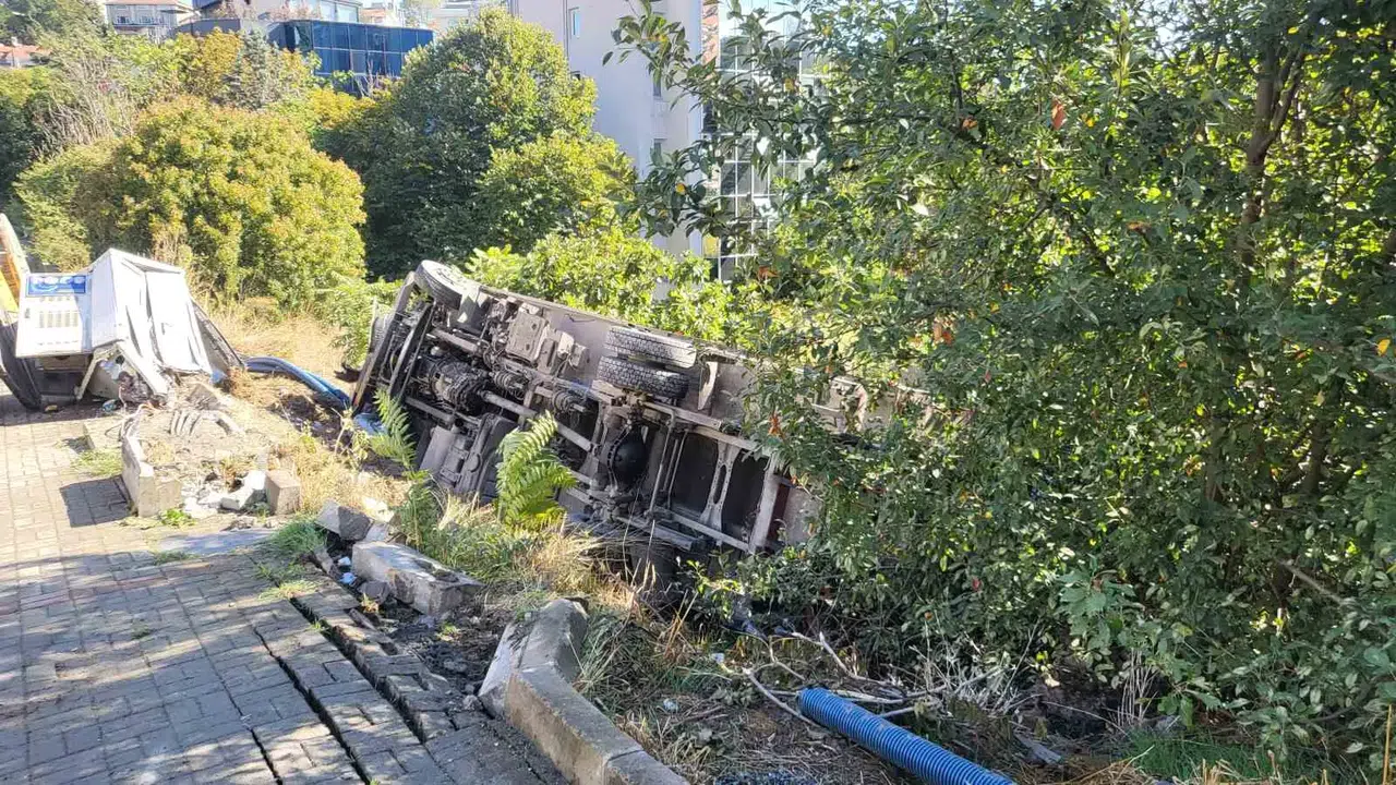 Kontrolden çıkan tır boş araziye devrildi