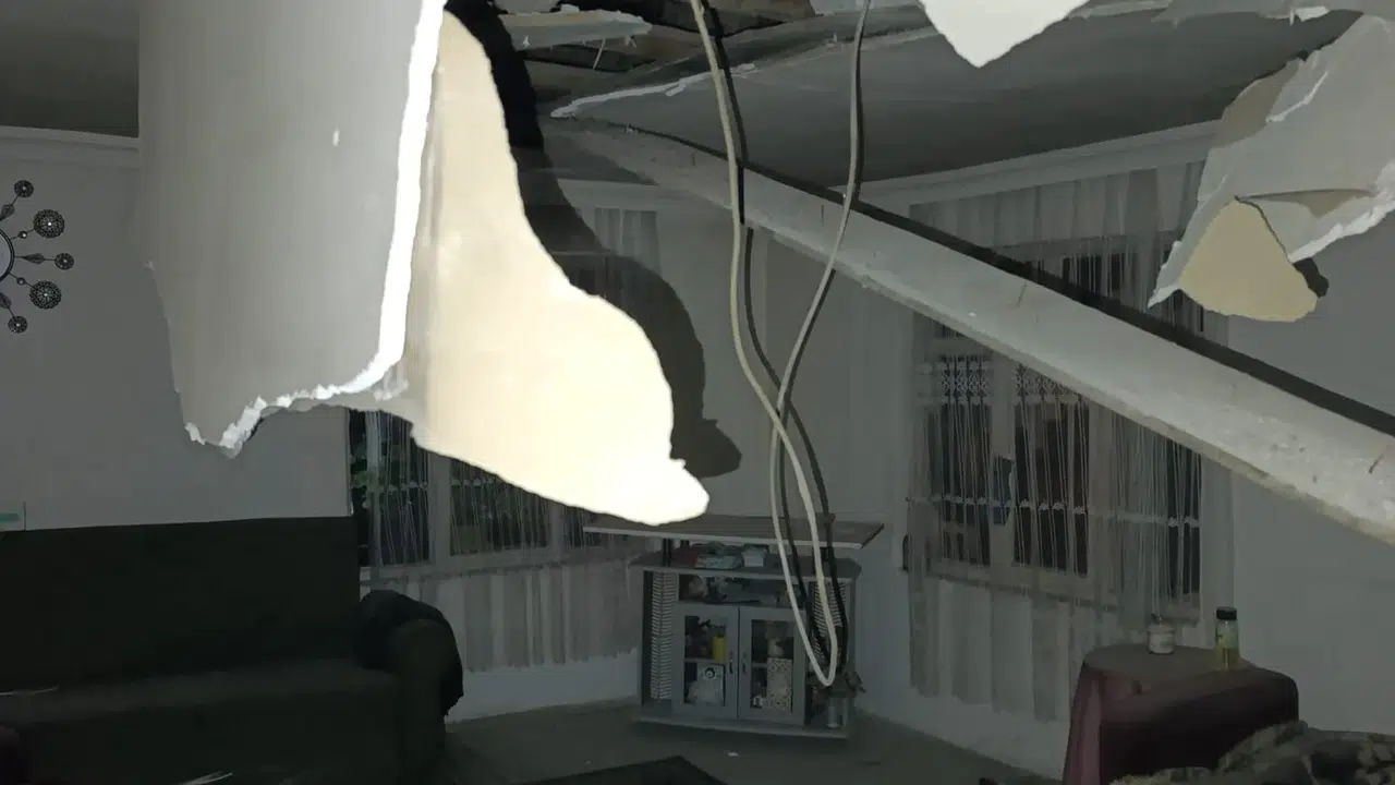 Depremde evin tavanı çöktü