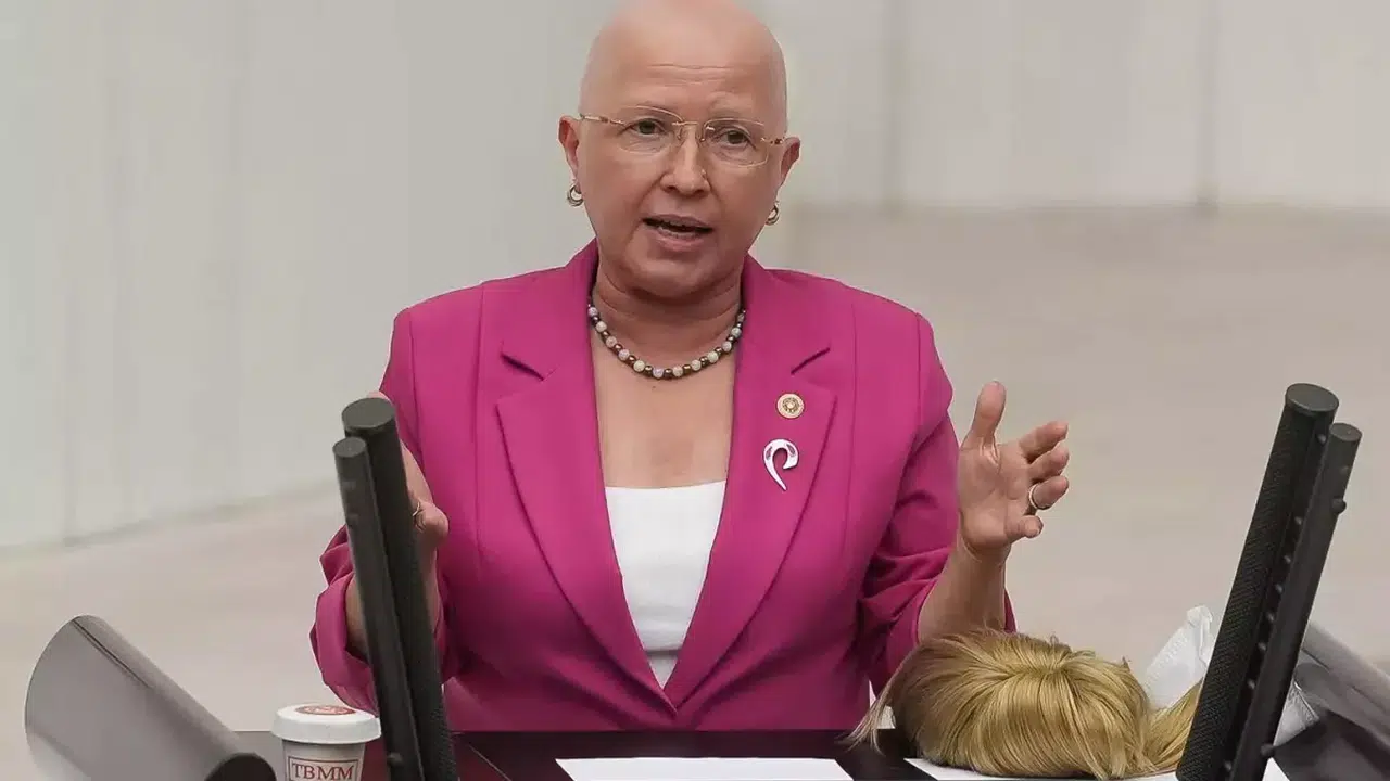 Peruğunu çıkaran milletvekili kürsüden bu defa zaferini ilan etti