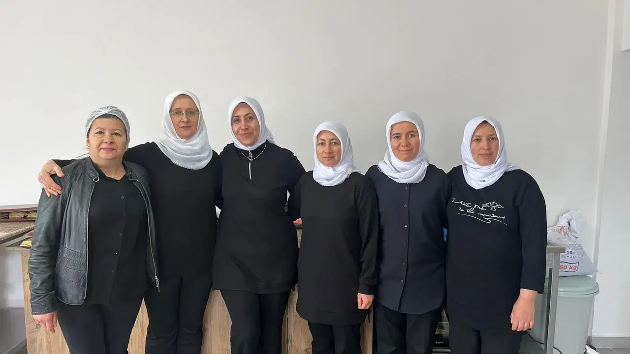 Manisalı hamarat kadınlar kavanozlara şifa depoluyor