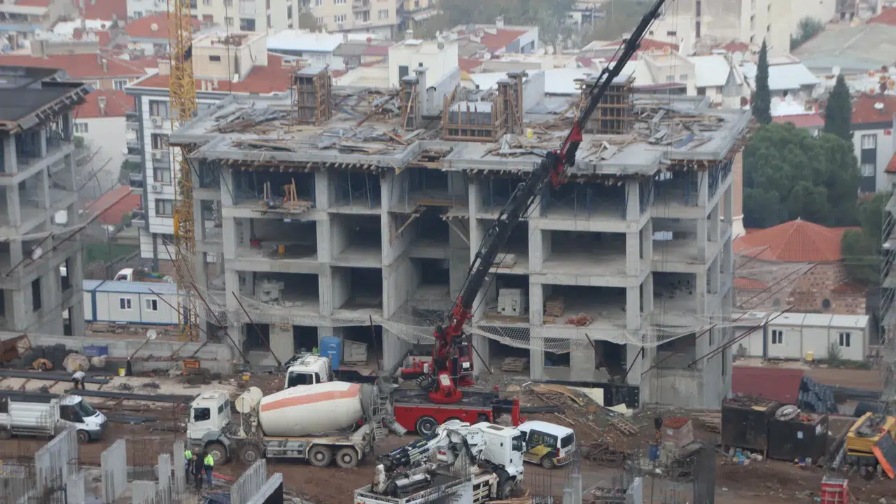 KENTSEL DÖNÜŞÜM PROJESİNDE KONUTLAR YÜKSELİYOR