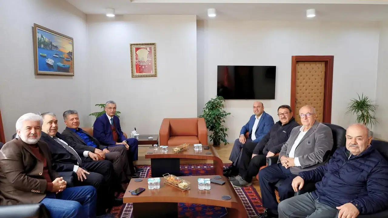 Eski Manisa Valisi Celalettin Güvenç'ten Akhisar kaymakamına ziyaret