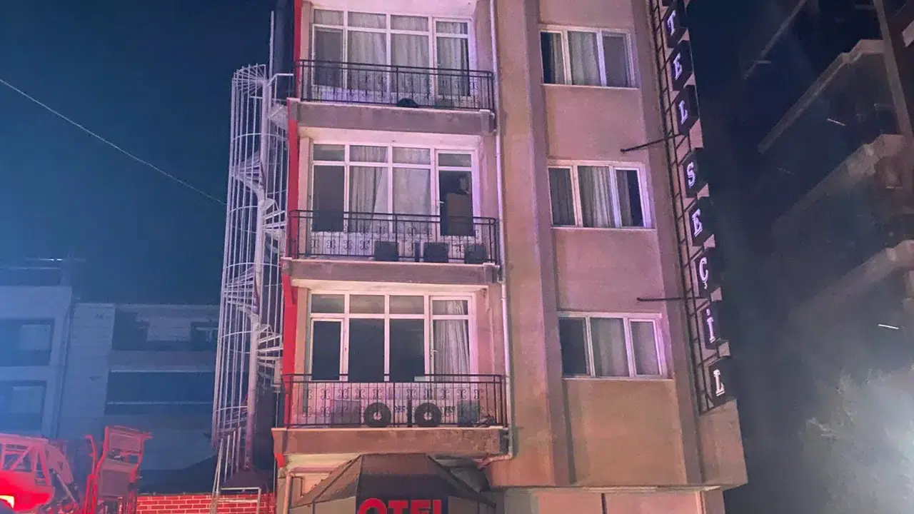 Manisa'da 5 katlı otelde yangın paniği