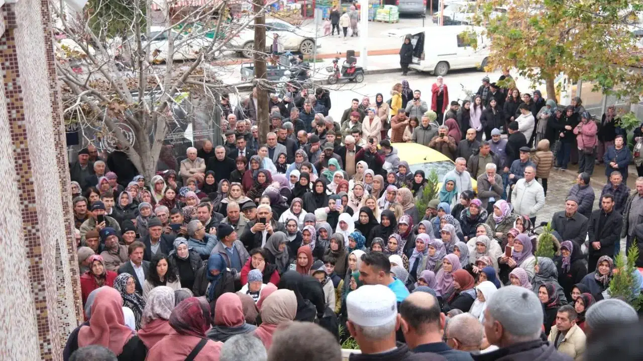Manisa'da ümre yolcuları dualarla uğurlandı