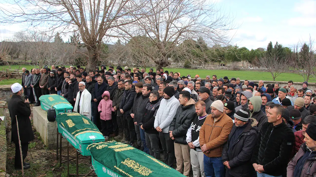Manisa'daki feci kazada hayatını kaybedenler toprağa verildi