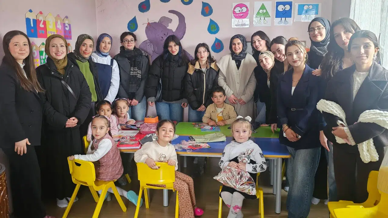 Üniversiteli gençler minik kalplere dokundu