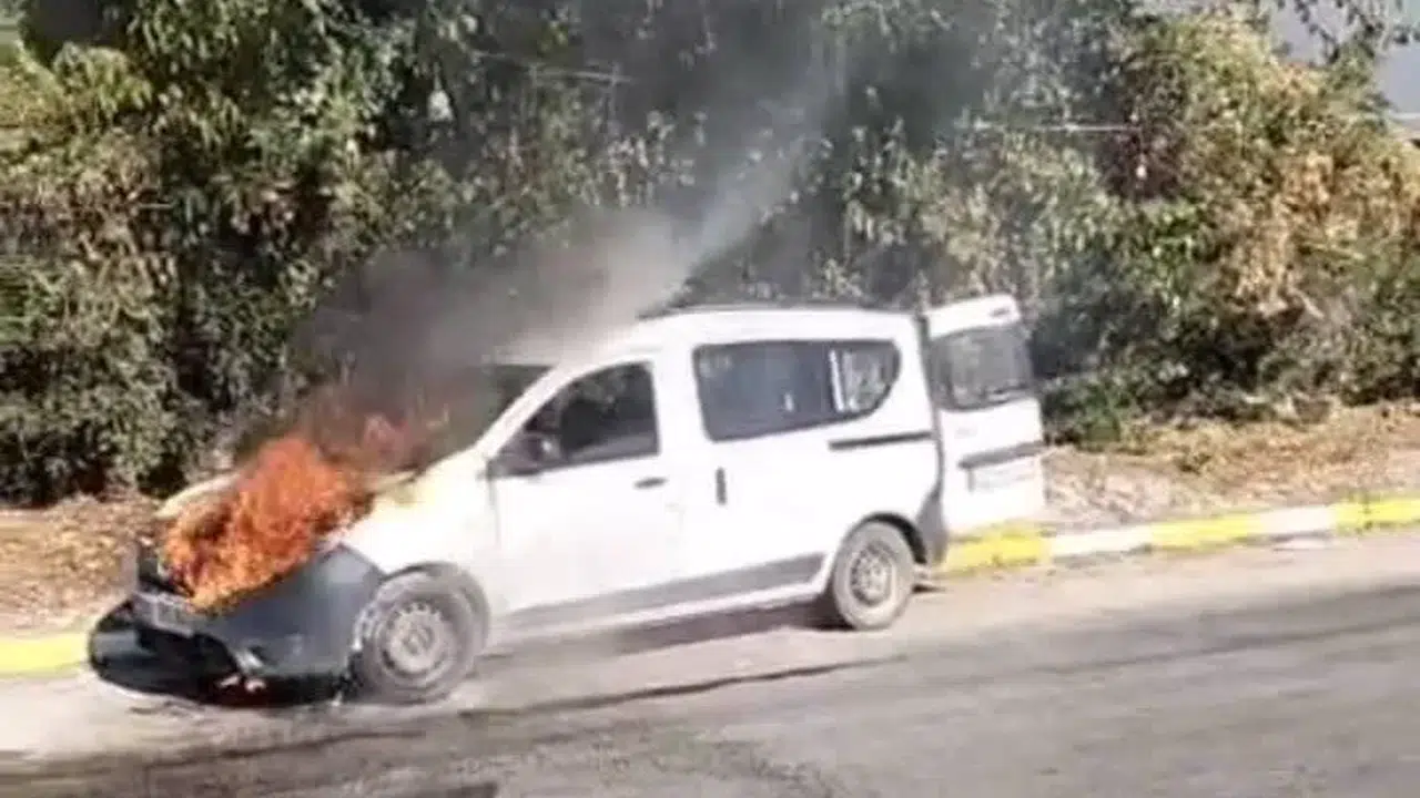 Manisa'da seyir halindeki kamyonet alev aldı