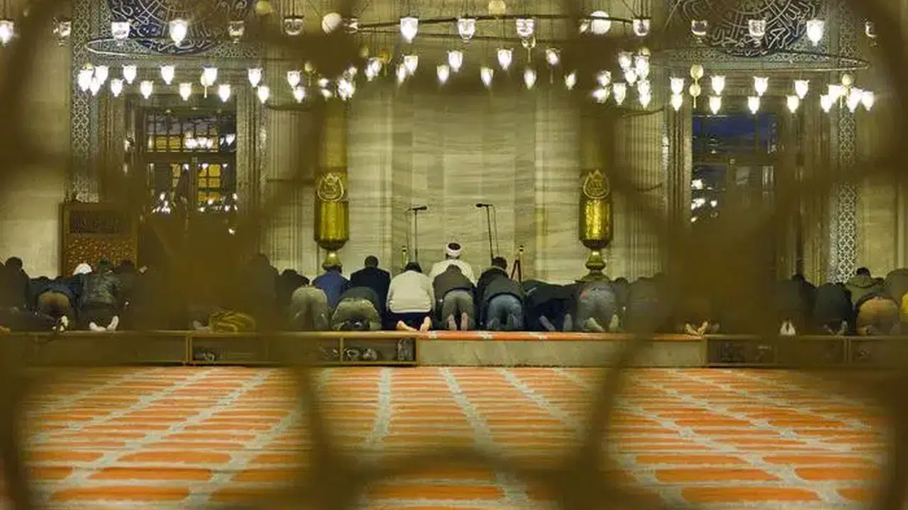 Teravih Namazı Nasıl Kılınır, Kaç Rekattır? Diyanet’e Göre Adım Adım Teravih Kılınışı