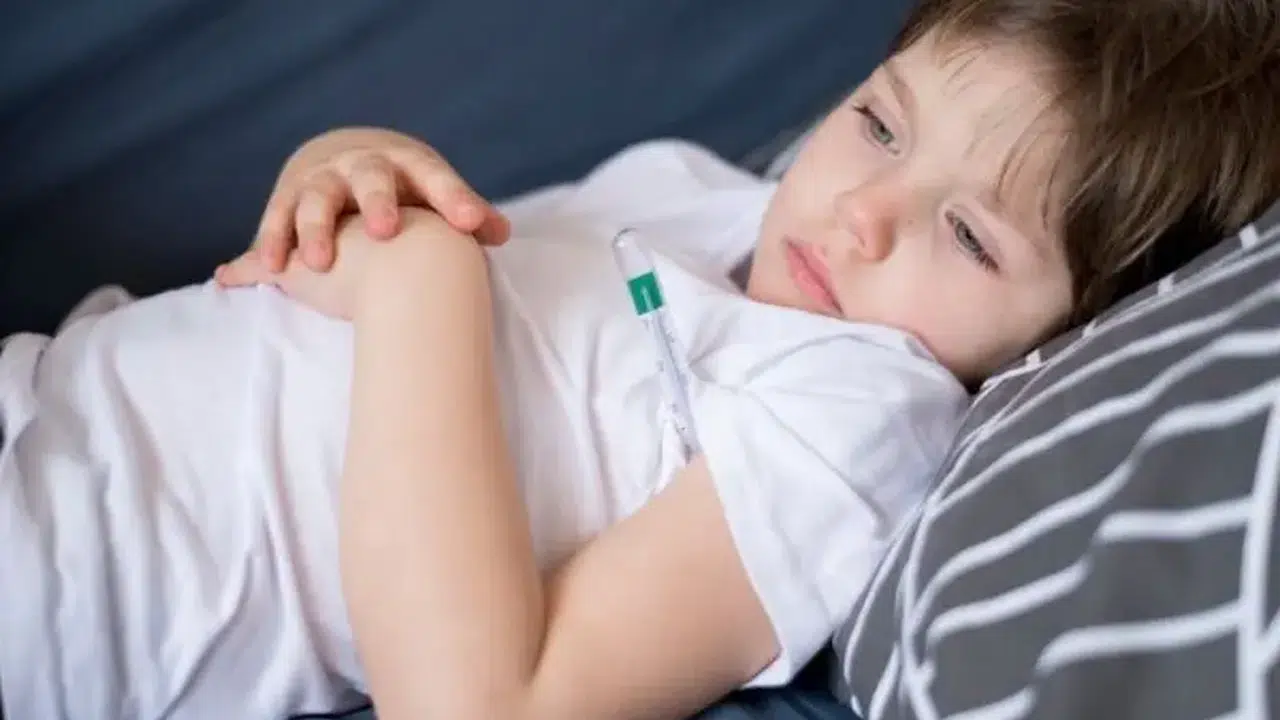 Çocuğunuzun ateşi yükseldiğinde ne yapmalısınız? Uzmanlar 7 önemli hatayı açıkladı