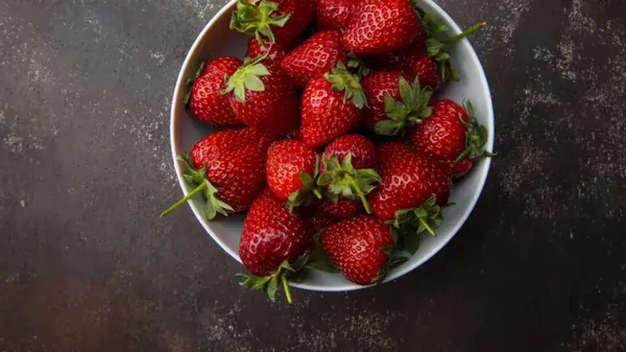 Çilek neden çabuk bozuluyor? Taze kalmasını sağlayan saklama yöntemi açıklandı