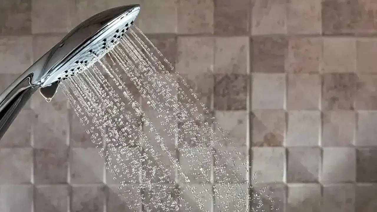 Duş başlığındaki kireç kabusuna son: Bu basit yöntem su akışını değiştiriyor