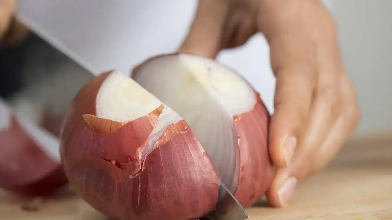 Soğan kokusu nasıl giderilir? Mutfakta kötü kokuyu yok eden etkili yöntemler