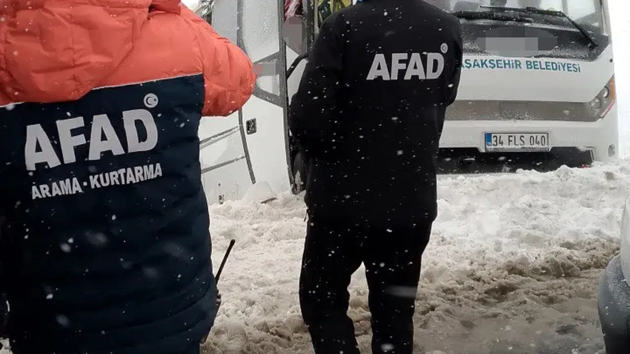 Cenaze taşıyan minibüs devrildi: 22 yaralı