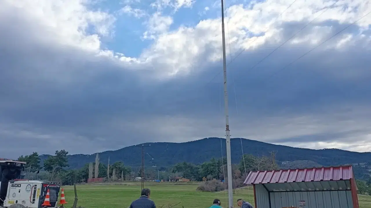 Bunu da yapmazsınız! Bayrağın ipini çaldılar