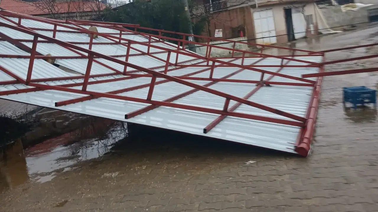 Manisa'da fırtına çatıları uçurdu