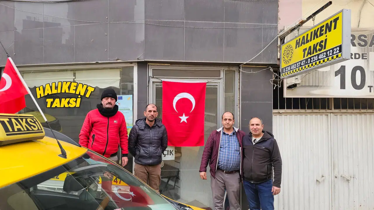 Demirci’de taksicilerden Türk Bayraklı tepki