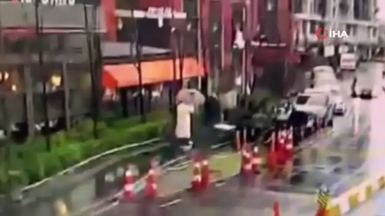 Fırtınada kopan tabelanın altında kaldı