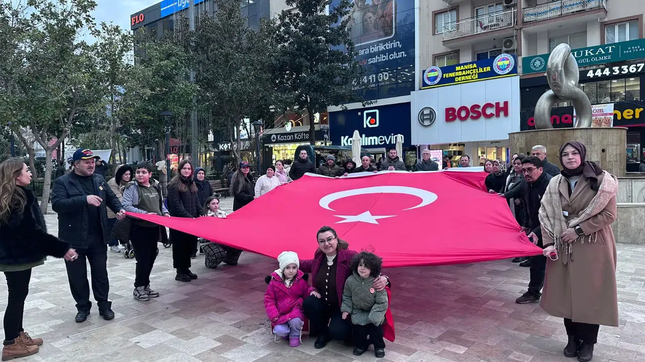 Manisa’da şehit aileleri ve gaziler Türk bayrağına…