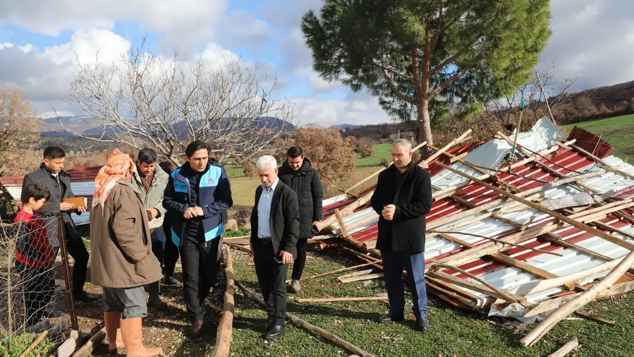Fırtına Selendi'de yıkıma neden oldu