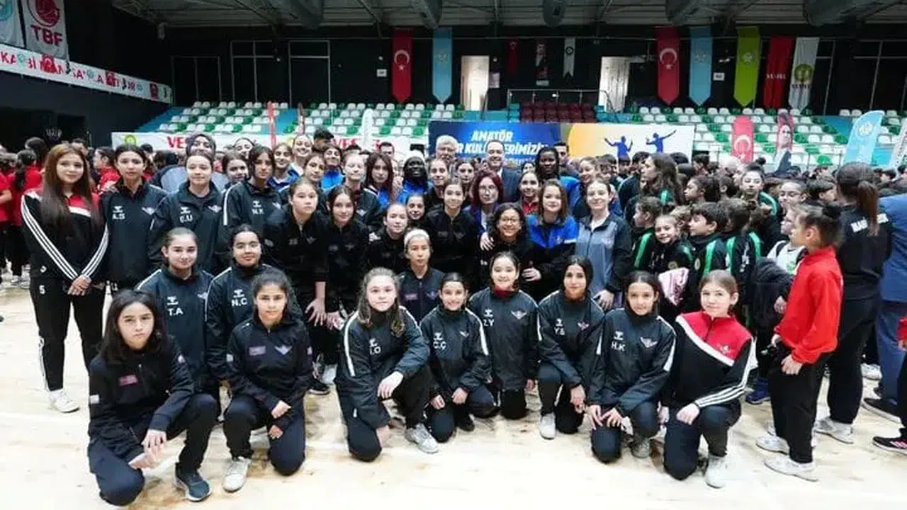 Soma Zafer Spor Kadın Futbol Takımı’ndan Başkan Dutlulu’ya teşekkür