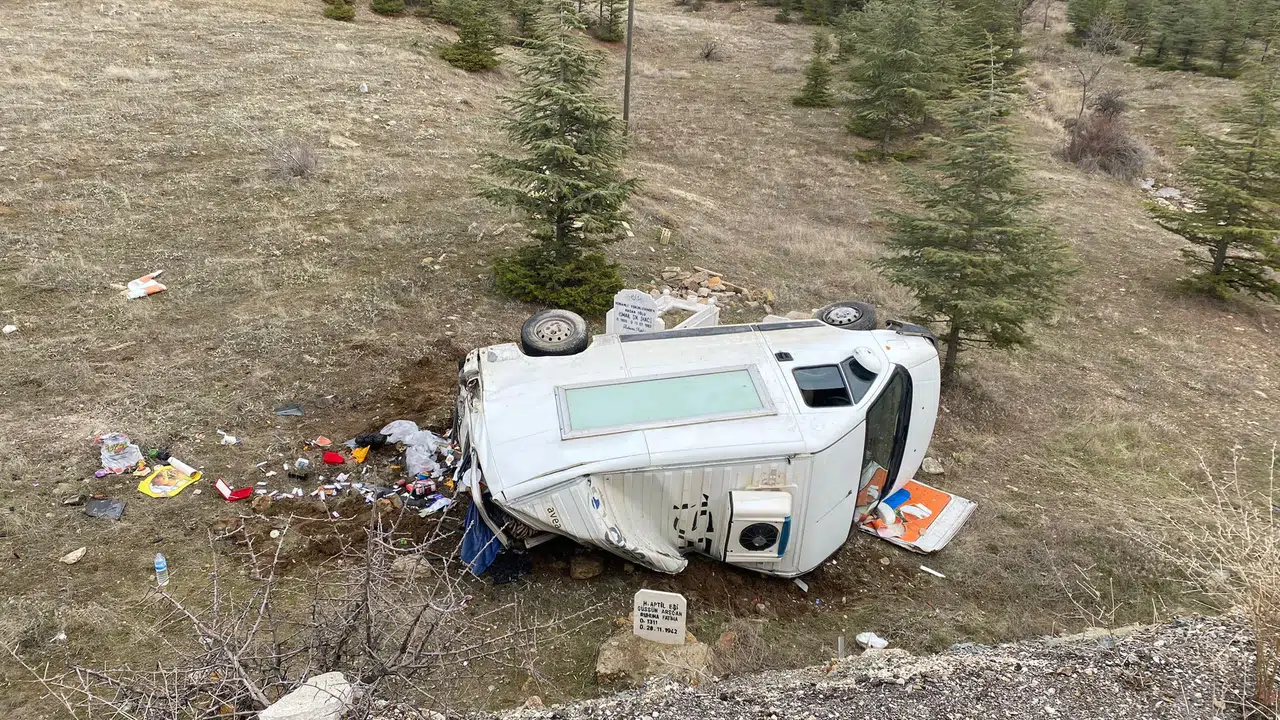 Kamyonet şarampole yuvarlandı: 3 yaralı