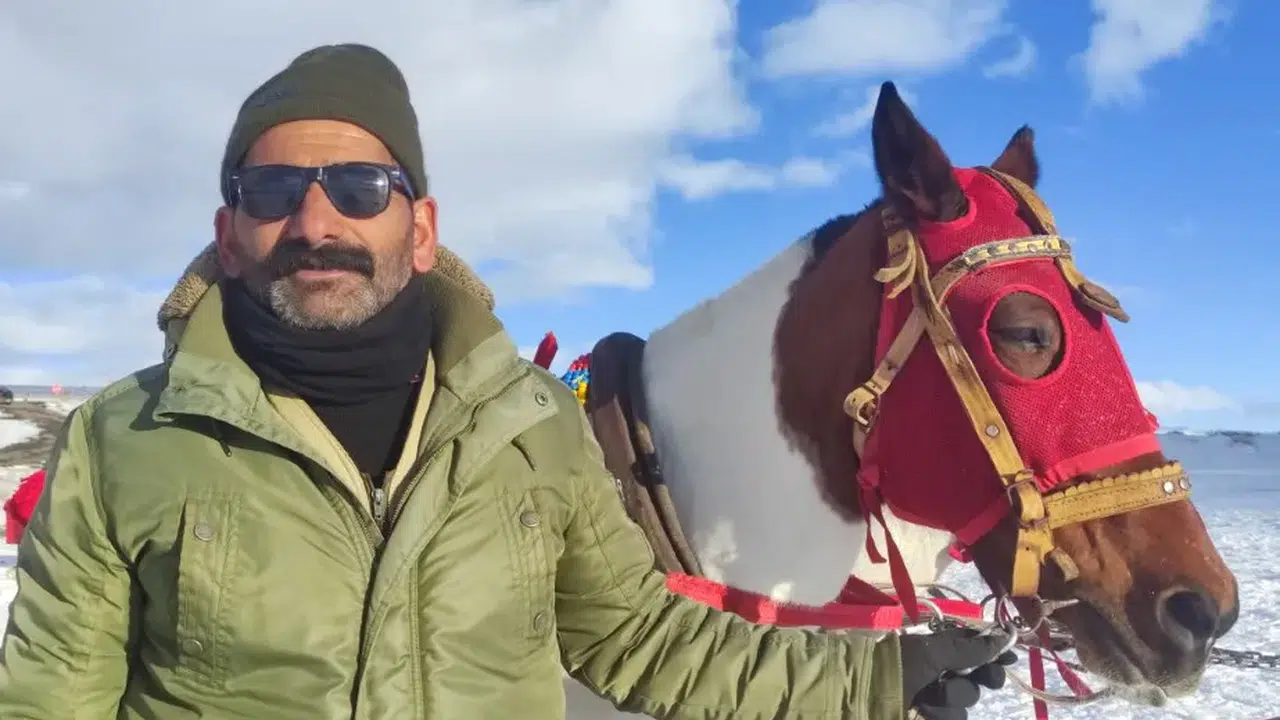 Çıldır Gölü'nde atlı kızak seferleri başladı