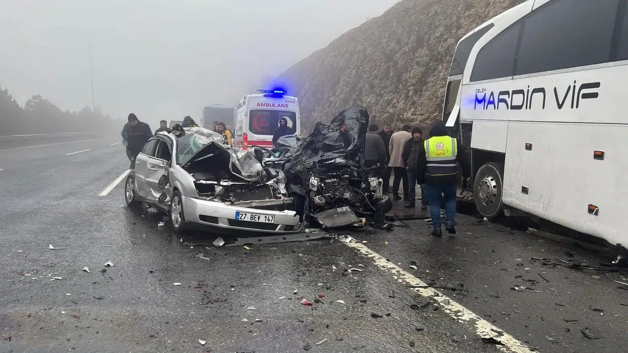 Zincirleme kaza: 2 ölü çok sayıda yaralı var