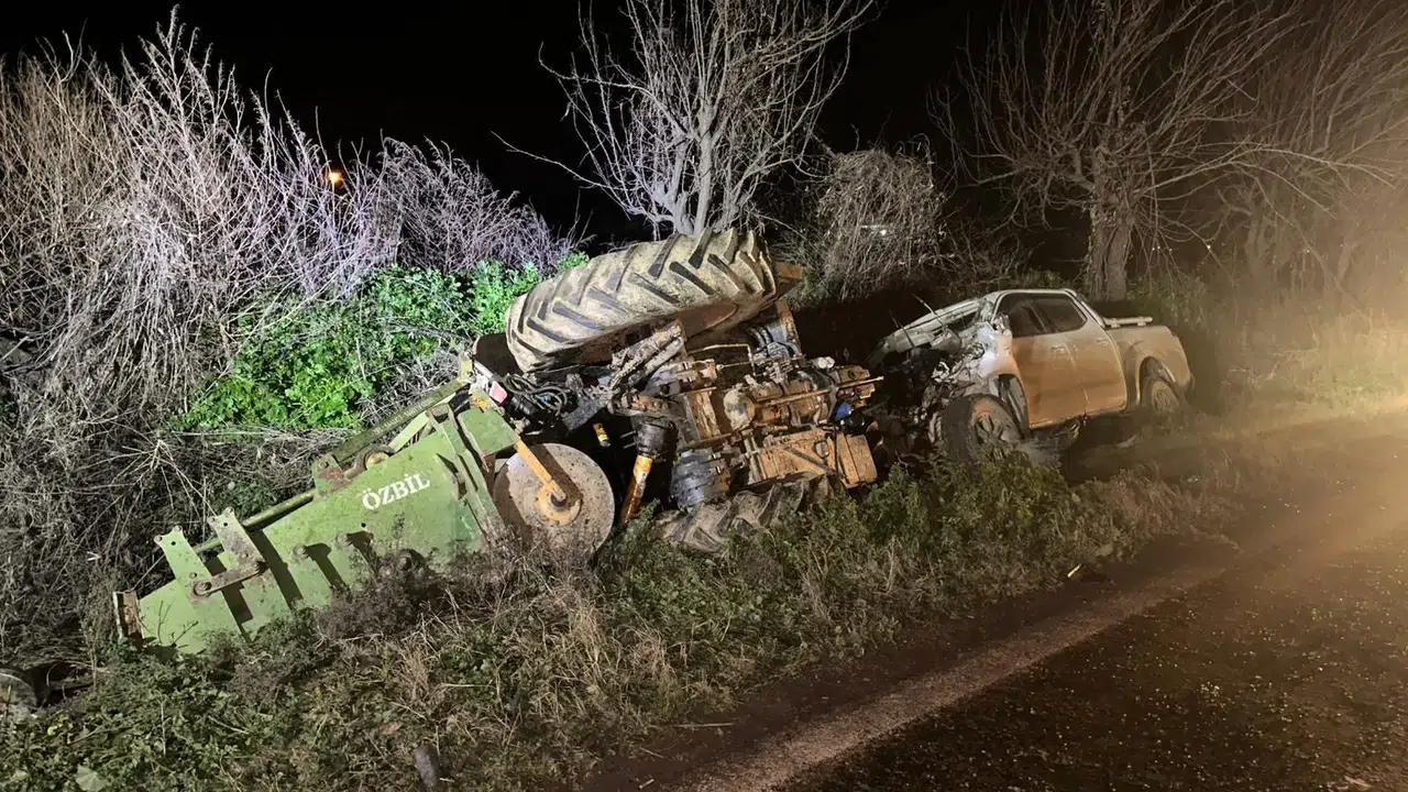 Pikap traktöre arkadan çarptı: 2 yaralı