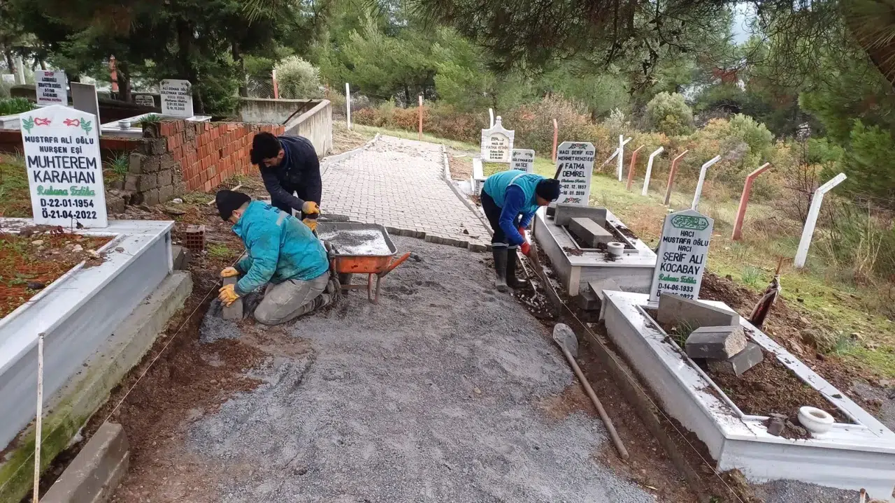 Manisa'daki mezarlıklarda bakım çalışması yapıldı