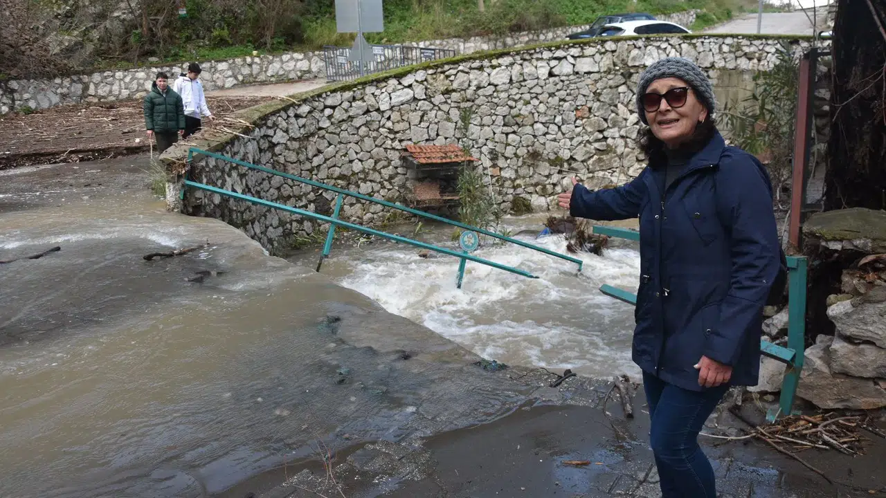 Dereye sürüklenen otomobil vinç yardımıyla çıkarıldı